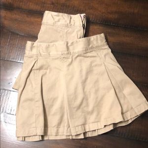 Gap pleated khaki uniform skorts